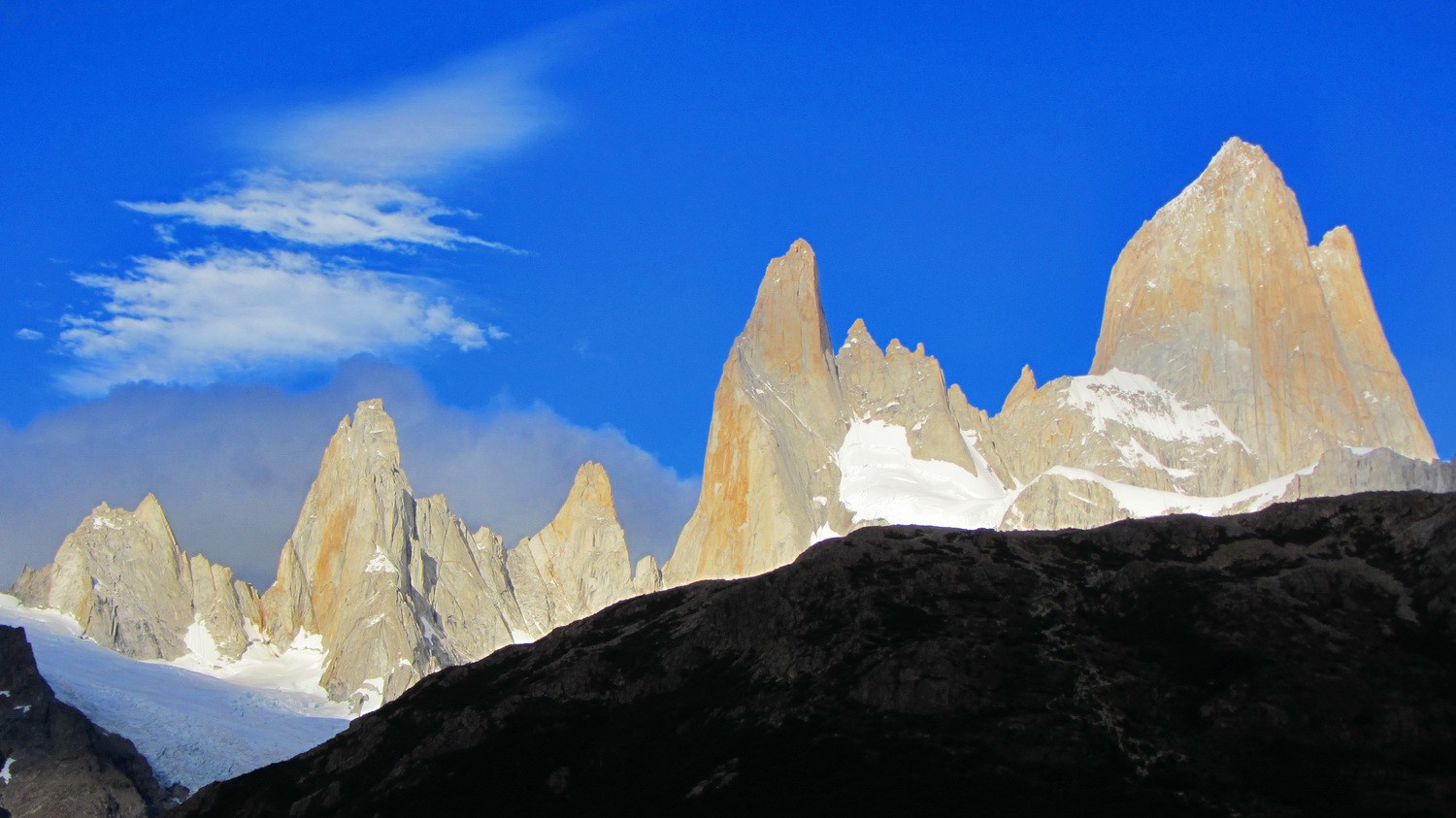 Cerro Fitz Roy with its southern pinnacles and Glaciar Rio Blanco